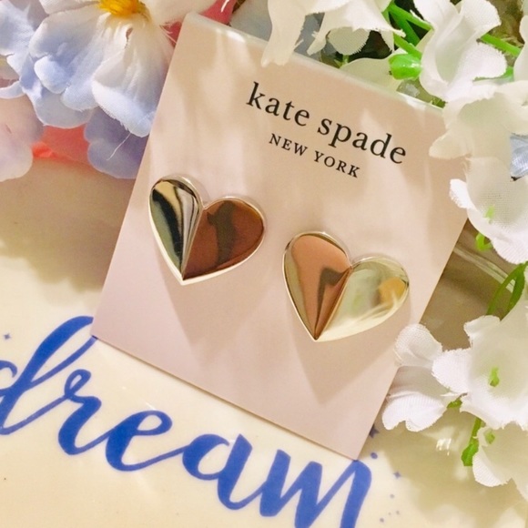 KATE SPADE ♠️ HERITAGE SPADE HEART STUDS EARRINGS - Picture 2 of 8